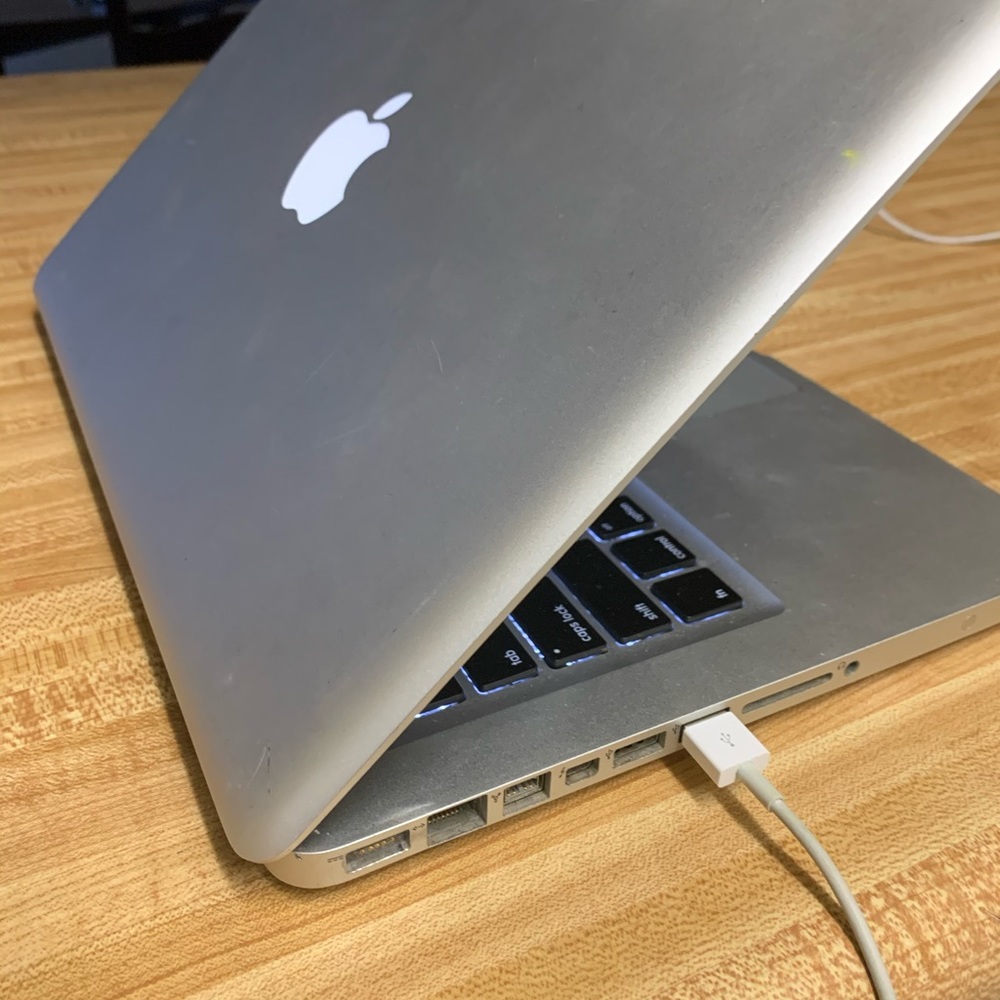 APPLE MAC BOOK PRO - Picture 2 of 5